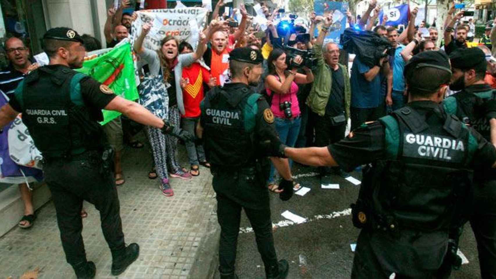 Primera protesta independentista ante la Guardia Civil el 17 de octubre en Valls (Tarragona) / EFE