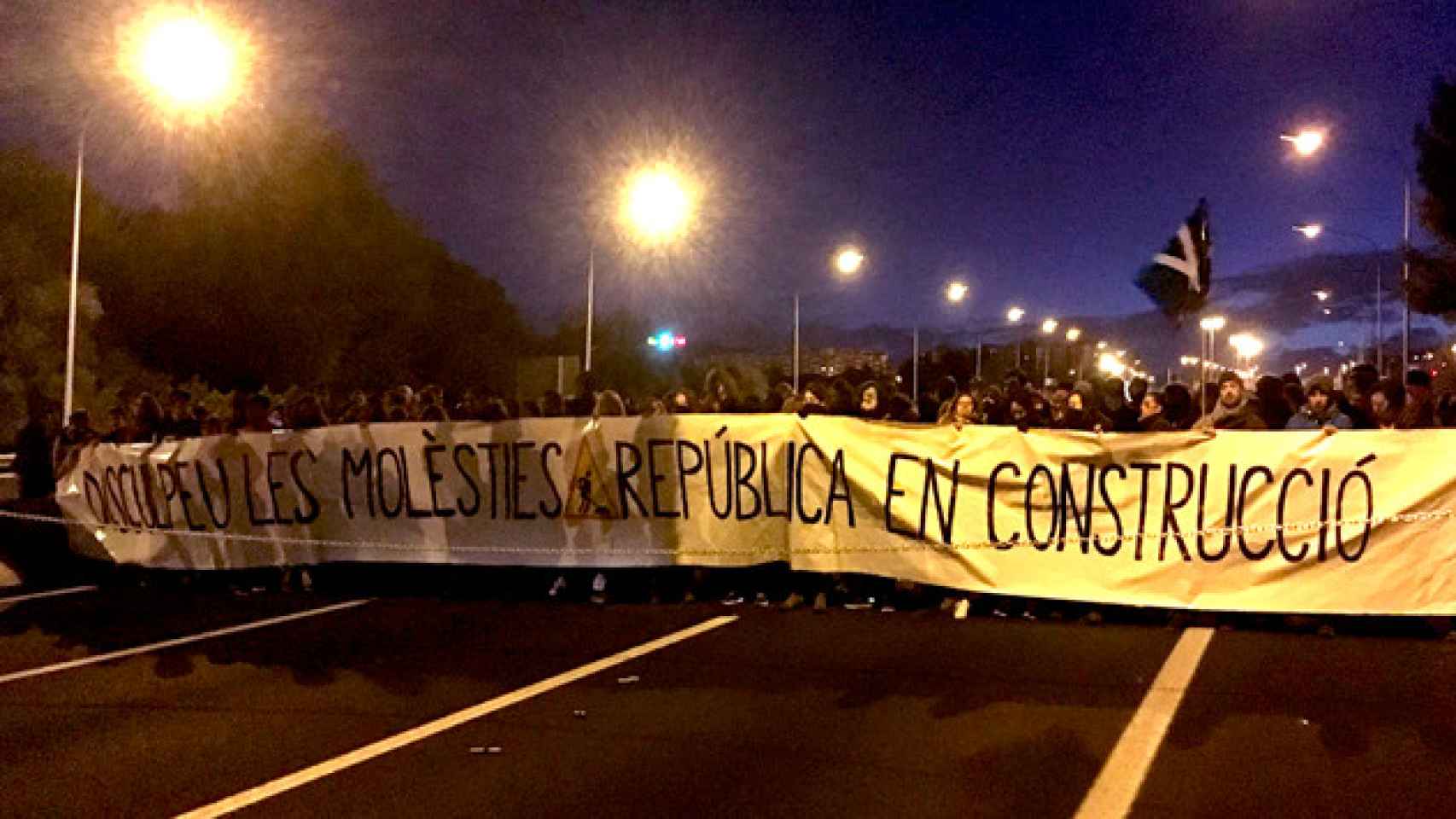 Activistas cortando una carretera a primera hora de la mañana de la nueva jornada de huelga en Cataluña / TWITTER