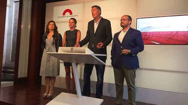 El presidente del PPC, Xavier García Albiol (segundo por la derecha) junto a otros diputados del grupo popular, en el Parlament / CG