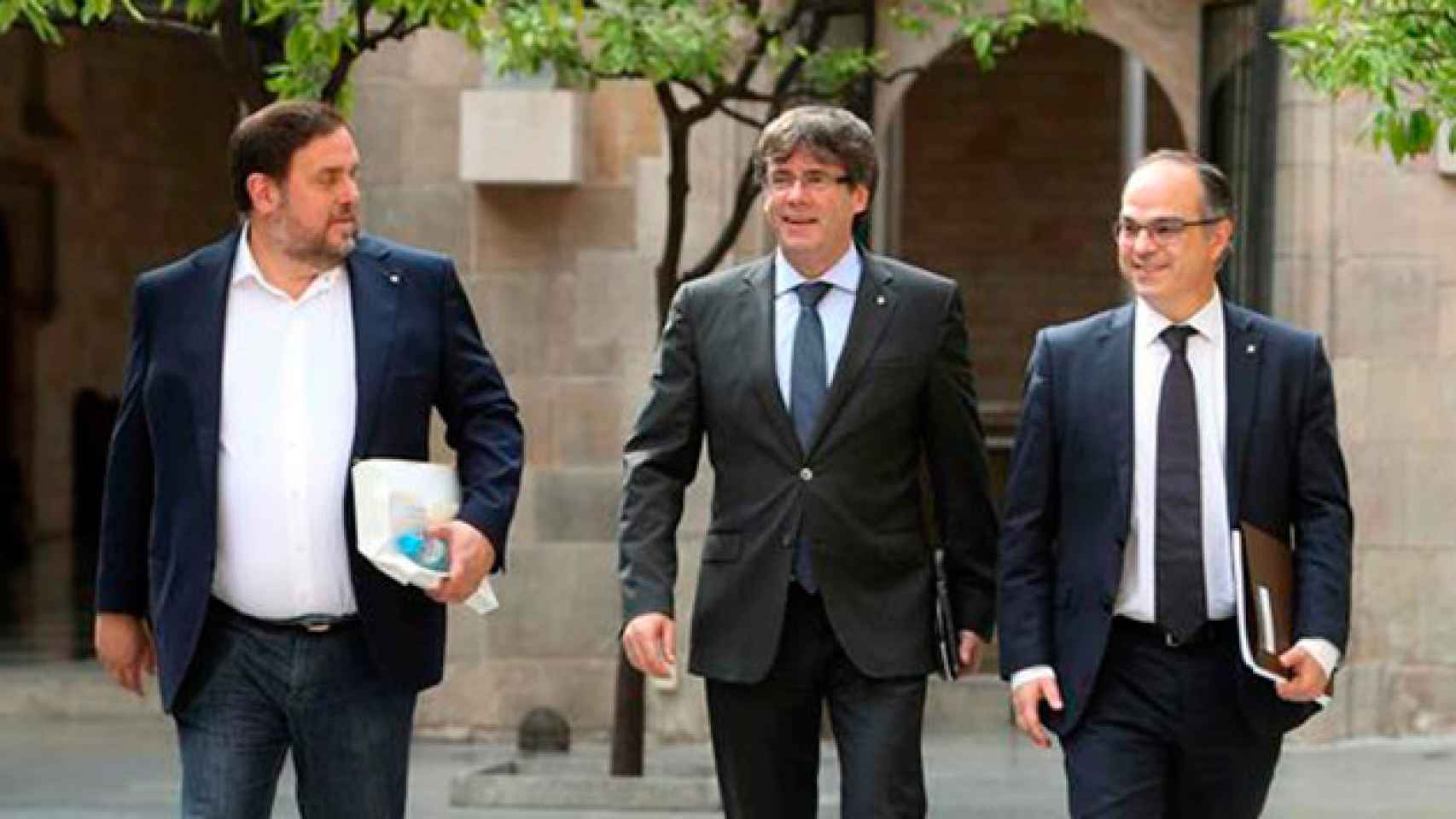 El presidente de la Generalitat, Carles Puigdemont (c), el vicepresidente del Govern y conseller de Economía, Oriol Junqueras (i) y el conseller de la presidencia Jordi Turull (d) / EFE