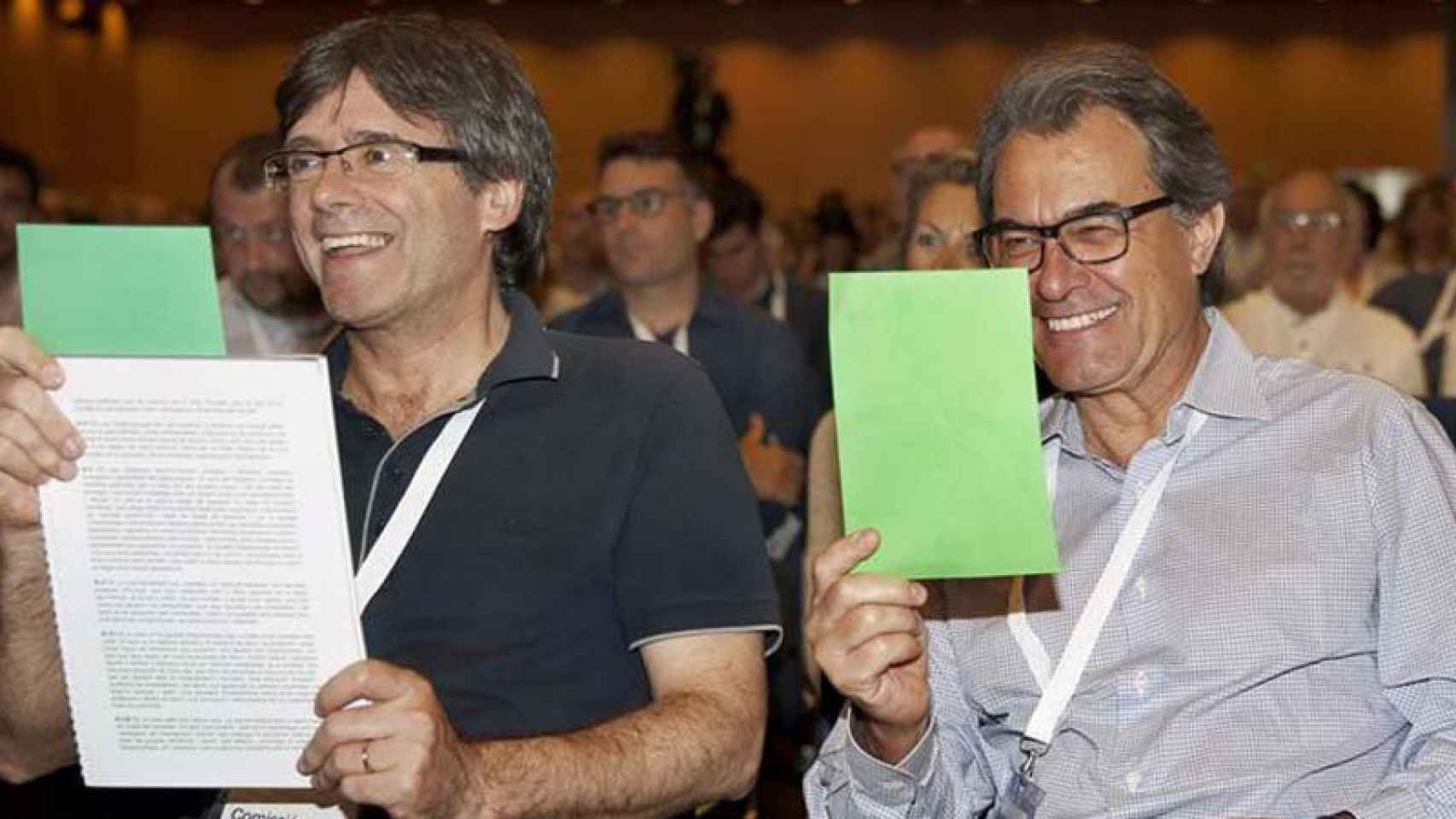 Carles Puigdemont, presidente de la Generalitat, junto a Artur Mas, en el congreso de CDC.