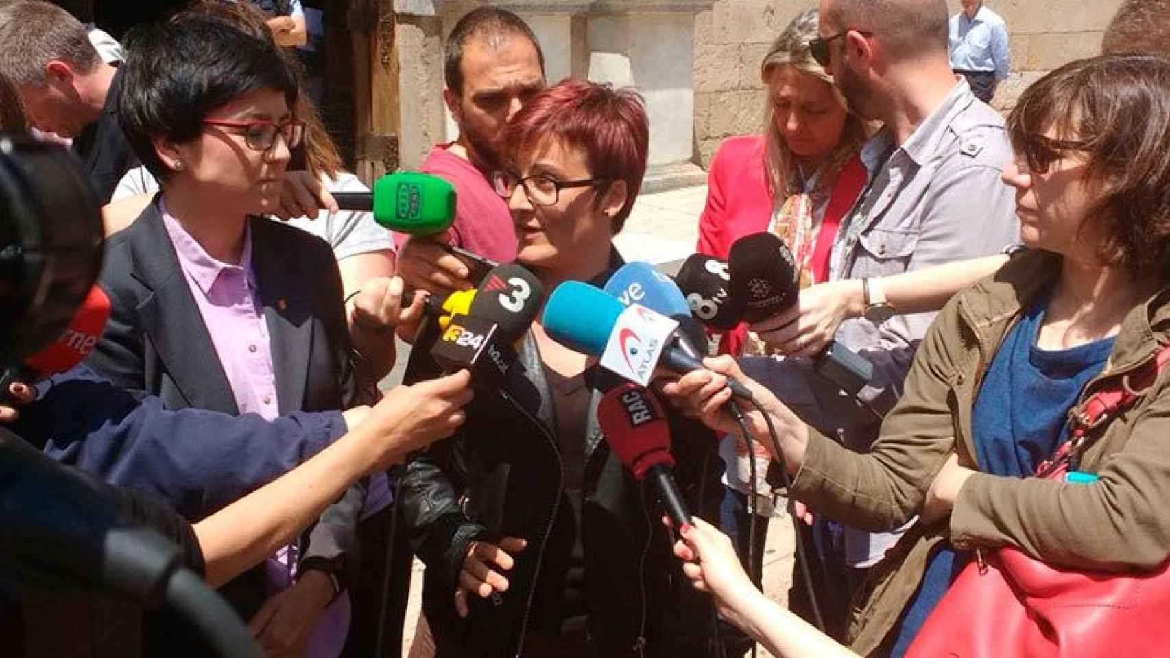 La diputada del grupo parlamentario de Catalunya Sí Que Es Pot, Marta Ribas, atiende a los medios en una imagen de archivo.