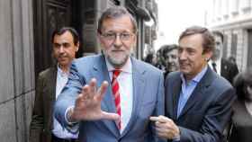 Mariano Rajoy (c), presidente del Gobierno en funciones; Fernando Martínez-Maíllo (i), vicesecretario general de Organización y Electoral del PP; y Rafael Herrero (d), portavoz del grupo a su salida del Congreso.