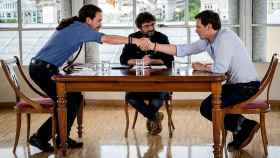 Pablo Iglesias y Albert Rivera se saludaron al inicio del debate en presencia de Jordi Évole.