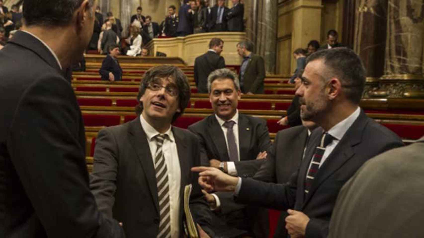 Carles Puigdemont, con Jordi Jané y Santi Vila, en el pleno de investidura.