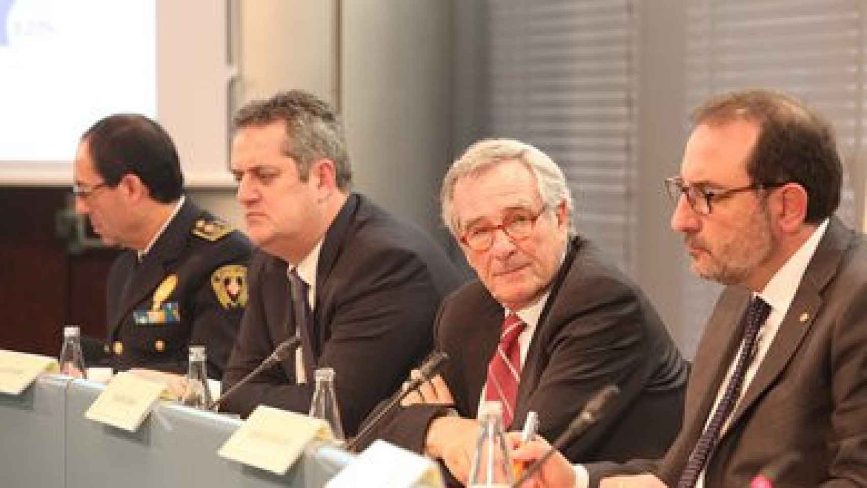 De izquierda a derecha, el jefe de la Guardia Urbana de Barcelona, Evelio Vázquez; el primer teniente de alcalde, Joaquim Forn; el alcalde, Xavier Trias, y el consejero autonómico de Interior, Ramon Espadaler.