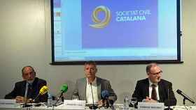 Francesc Granell, Joaquim Coll y Ferran Brunet, durante la presentación del informe 'Consecuencias económicas de una hipotética secesión de Cataluña'