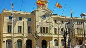 Fachada del Ayuntamiento de Sant Sadurní d'Anoia, con las banderas de España y de Cataluña