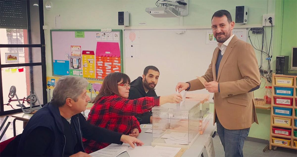 Rubén Guijarro, candidato del PSC a la alcaldía de Badalona, vota en un colegio electoral / CG