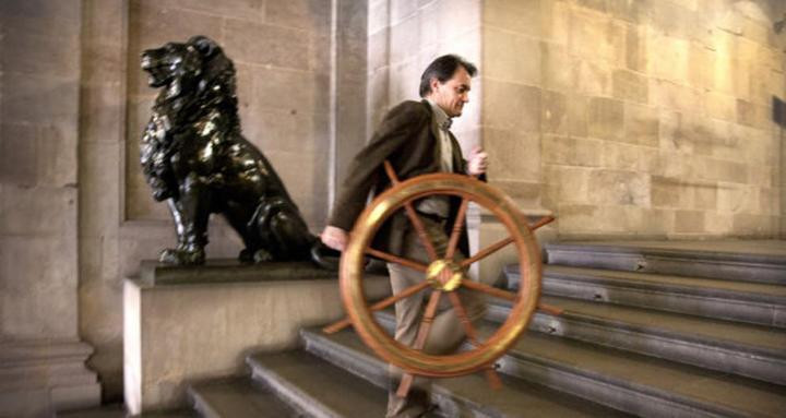 Artur Mas traslada un timón a su despacho del Palau de la Generalitat / LA VANGUARDIA