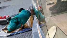 Una persona sintecho duerme en la calle / ARRELS