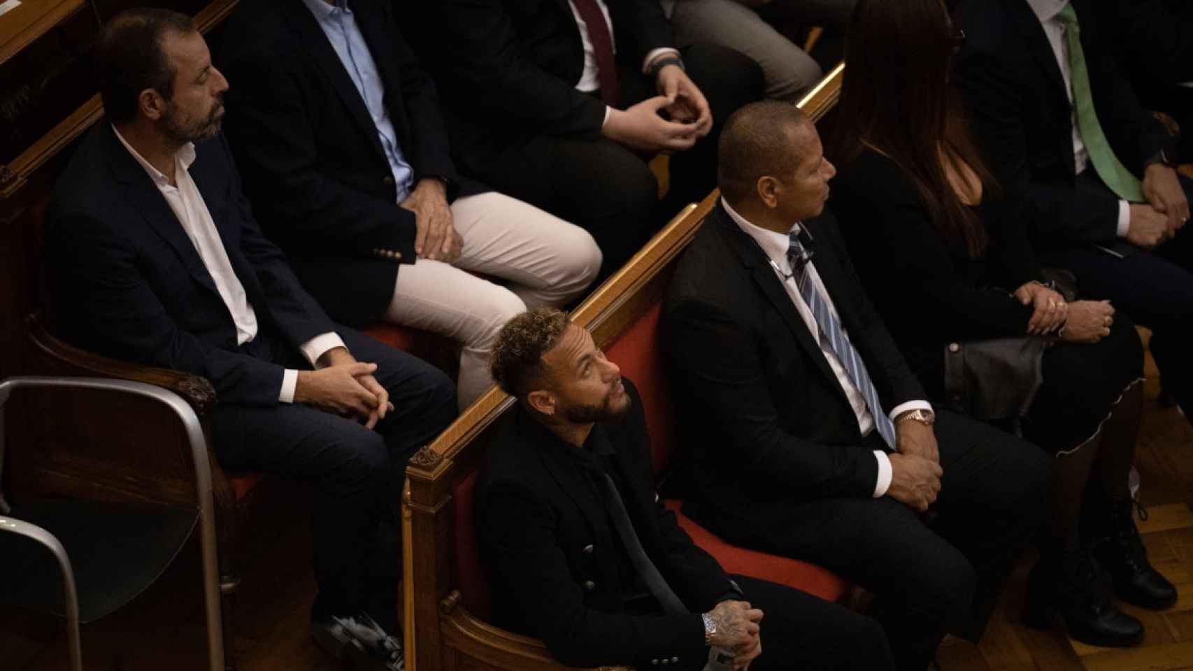 El padre de Neymar Jr. junto a su hijo en el banquillo de la Audiencia Nacional, acusados de un presunto delito de corrupción entre particulares por su fichaje con el Barça / DAVOD ZORRAKINO - EUROPA PRESS