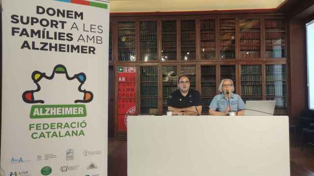 El presidente de la FAFAC, Josep Gasulla, y la vicepresidenta de la entidad, Inma Fernández, en rueda de prensa de presentación de la campaña 'Nosotros tenemos alzhéimer, vosotros no tenéis memoria' / EUROPA PRESS