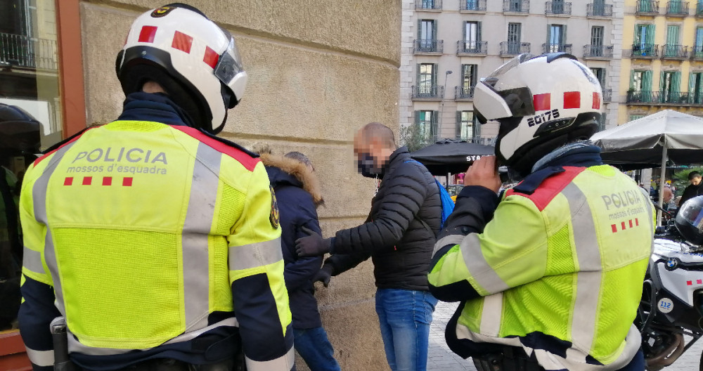 Los Mossos detienen a un ladrón multirreincidente en Barcelona / MOSSOS