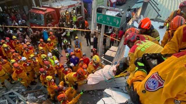 El personal de emergencia evacúa a una persona herida durante el terremoto de Taiwan / EP