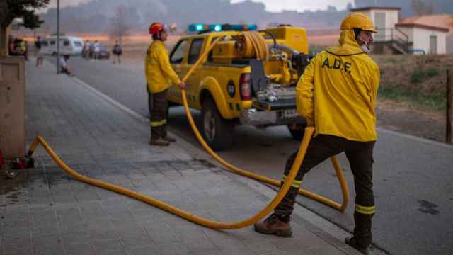 Efectivos en las labores de extinción del incendio a 17 de julio de 2022, en Pont de Vilomara, Barcelona, Cataluña / LORENA SOPENA - EUROPA PRESS