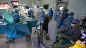 El robot permite al cirujano operar con precisión y una visión 3D de alta definición / CLÍNIC