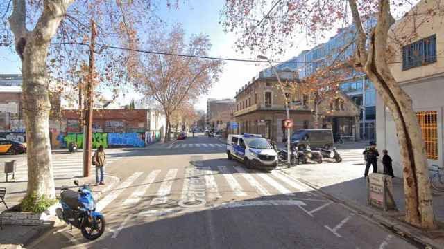 Carrer Pamplona del barrio del Poblenou, donde dos jóvenes retuvieron y cachearon a una joven para robarle / GOOGLE STREET VIEW