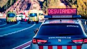 Un coche de Mossos d'Esquadra y ambulancias del Sistema d'Emergències Mèdiques (SEM) durante un accidente de tráfico en una imagen de archivo / TRÀNSIT