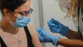 Una enfermera administra la vacuna contra el Covid a una mujer / Rober Solsona (EP)