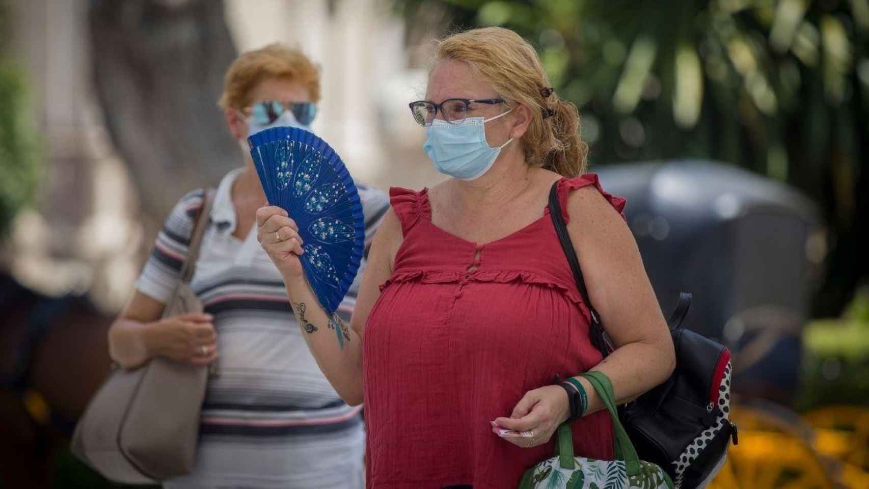 Imagen de archivo de una mujer que se abanica ante la llegada de una ola de calor, como la que afecta este fin de semana a Cataluña / María José López (EP)