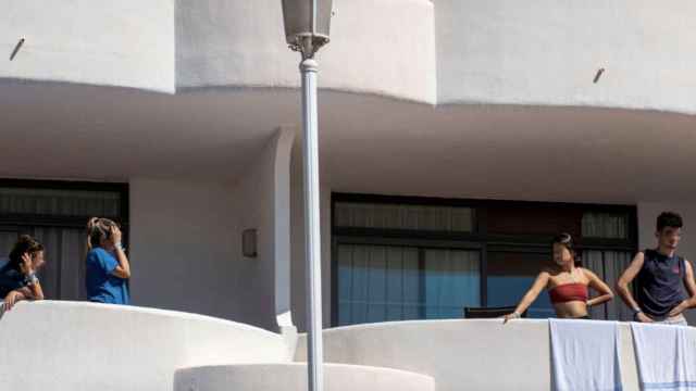 Hotel de Palma de Mallorca donde se encuentran aislados los jóvenes por el 'megabrote' de Covid / EFE