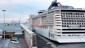 Un crucero amarrado en el Puerto de Barcelona / MSC