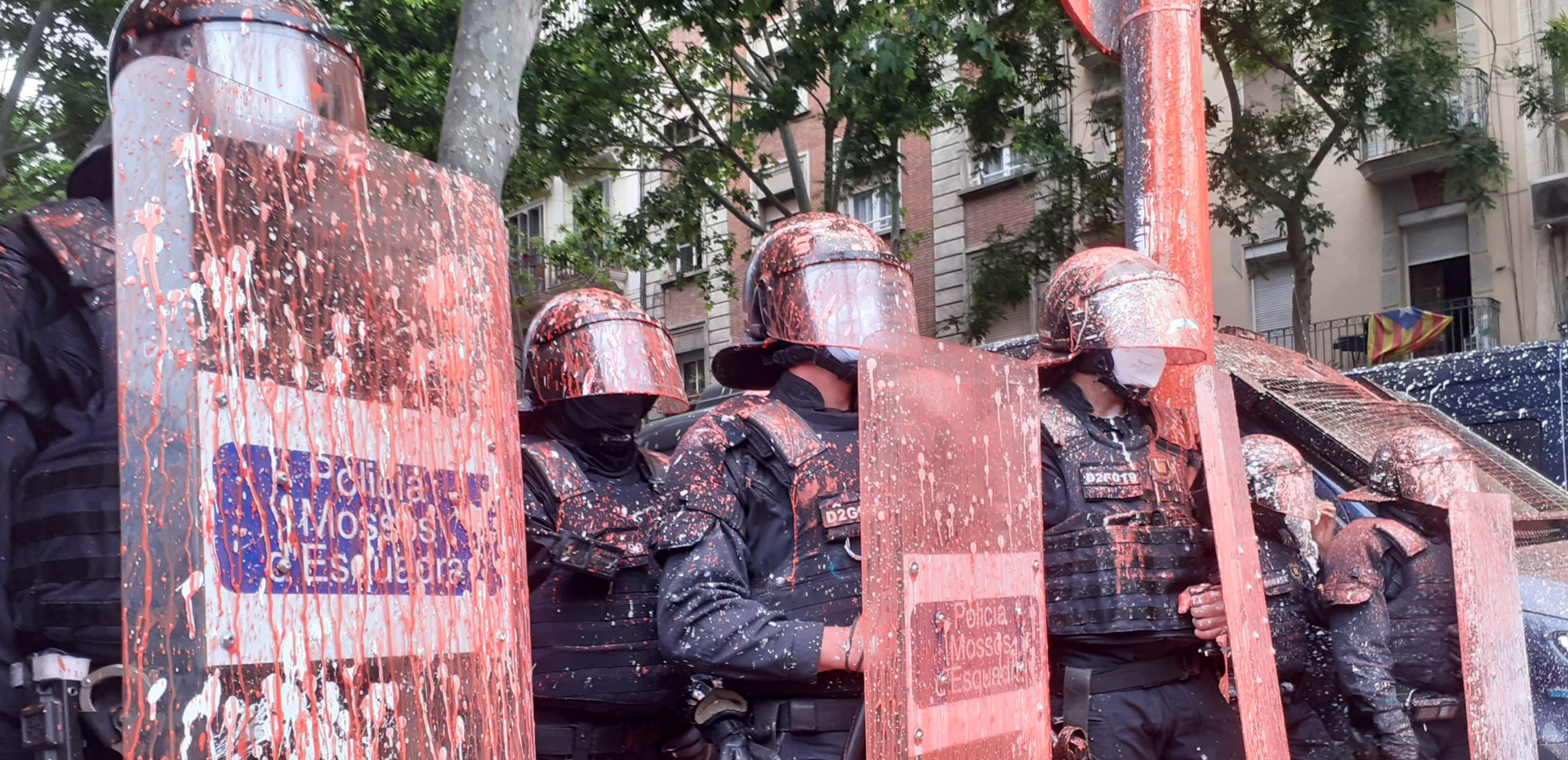Linea policial en el desalojo del Bloc LLavors, en Poble-sec / SINDICAT DE BARRI