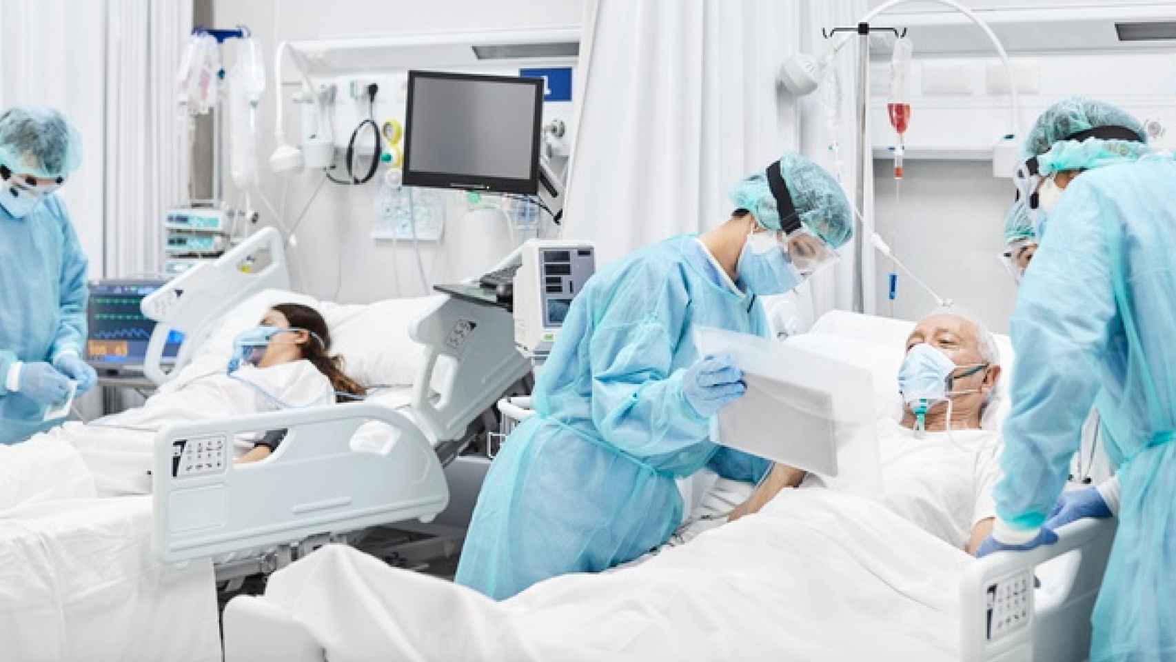 Enfermeros atiendan a pacientes durante la pandemia / EUROPAPRESS