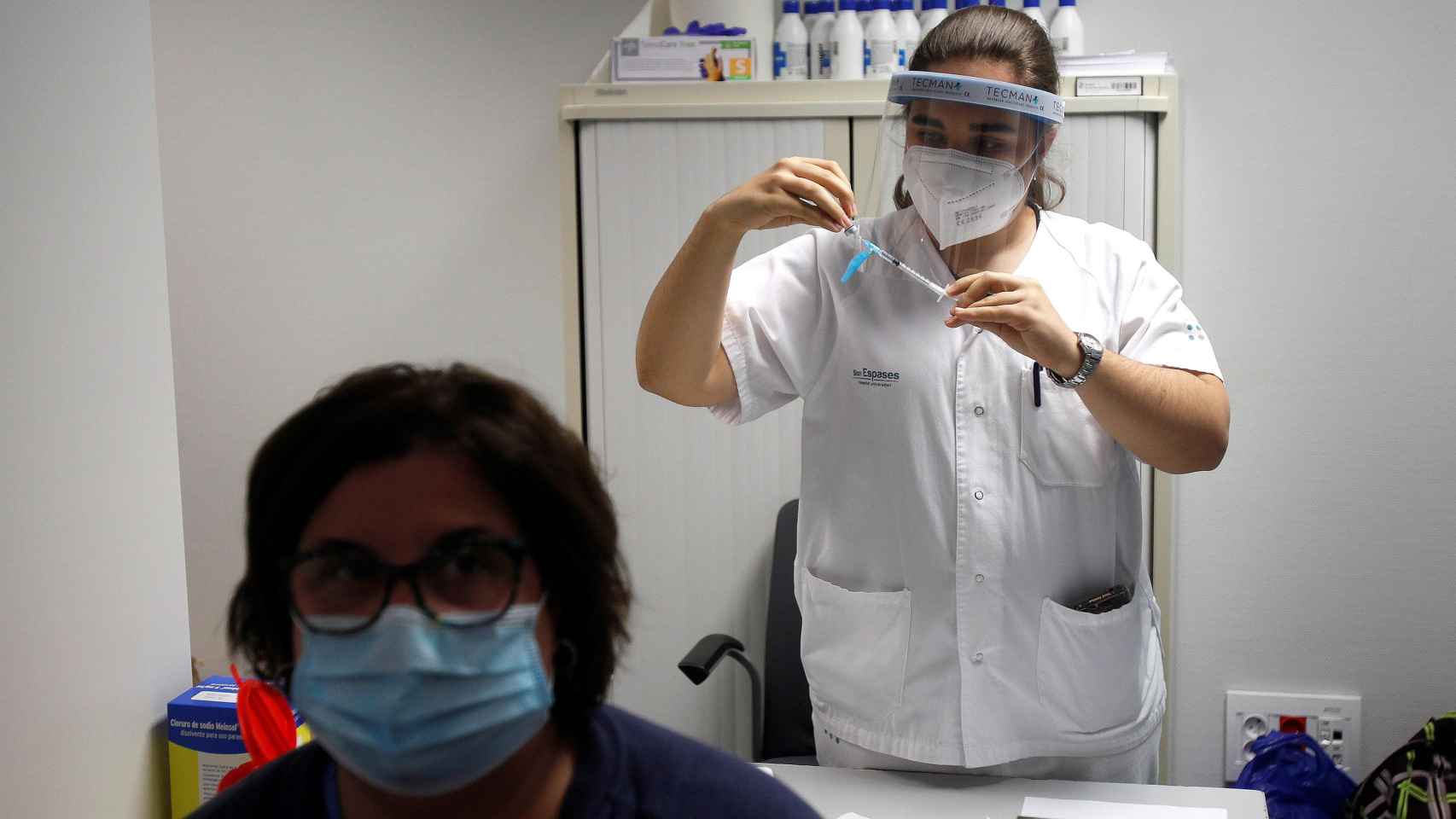 Una enfermera prepara la vacuna Pfizer-BioNtech contra el COVID-19 antes de administrársela a un profesional sanitario / EUROPA PRESS