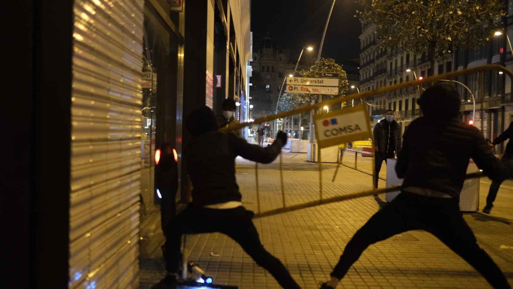 Saqueos en el centro de Barcelona durante los disturbios del 30 de octubre / PABLO MIRANZO