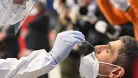 Un hombre se somete a un test contra el coronavirus / EUROPA PRESS