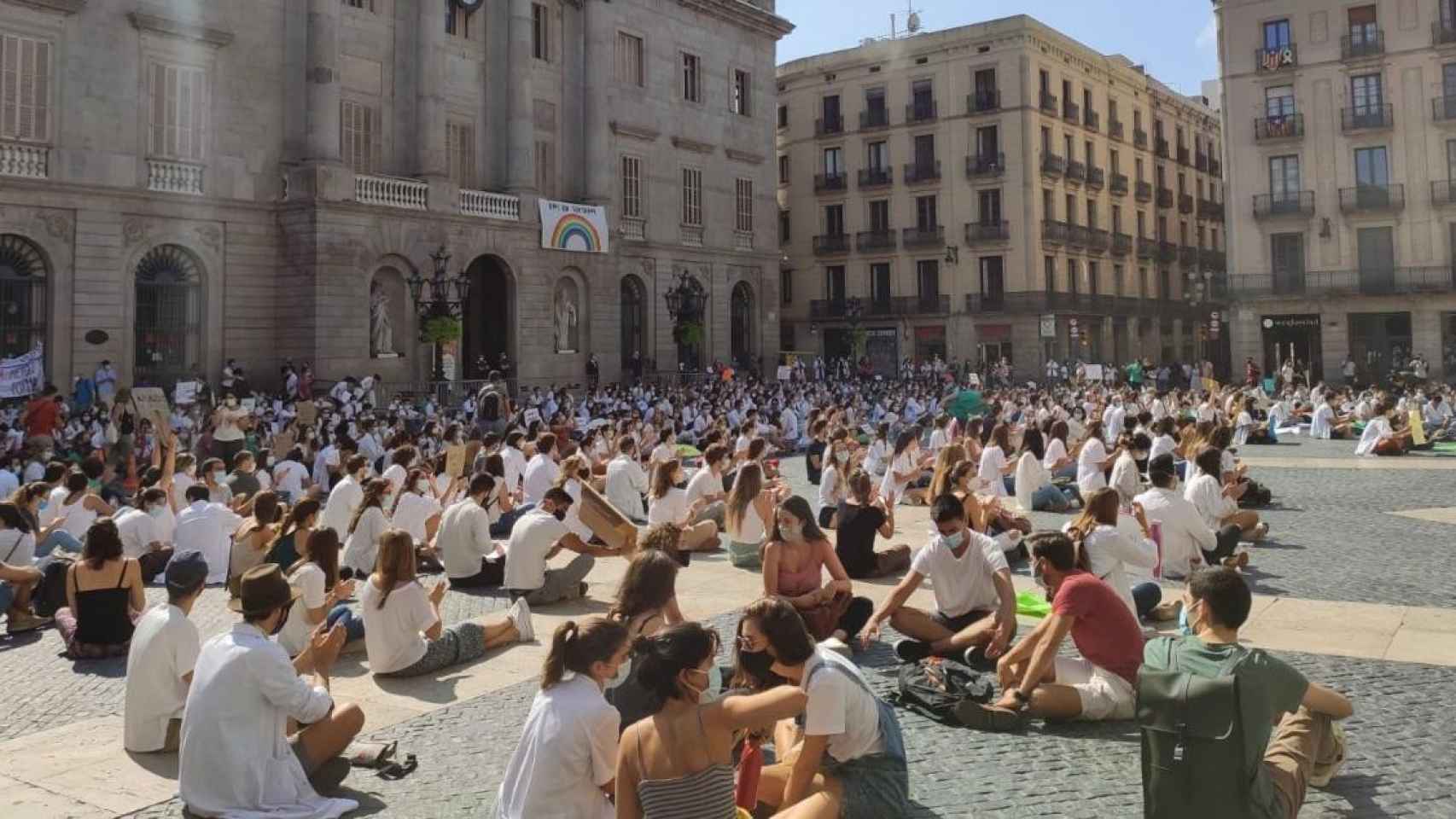 Médicos internos residentes (MIR) manifestándose frente al Palau de la Generalitat / EP