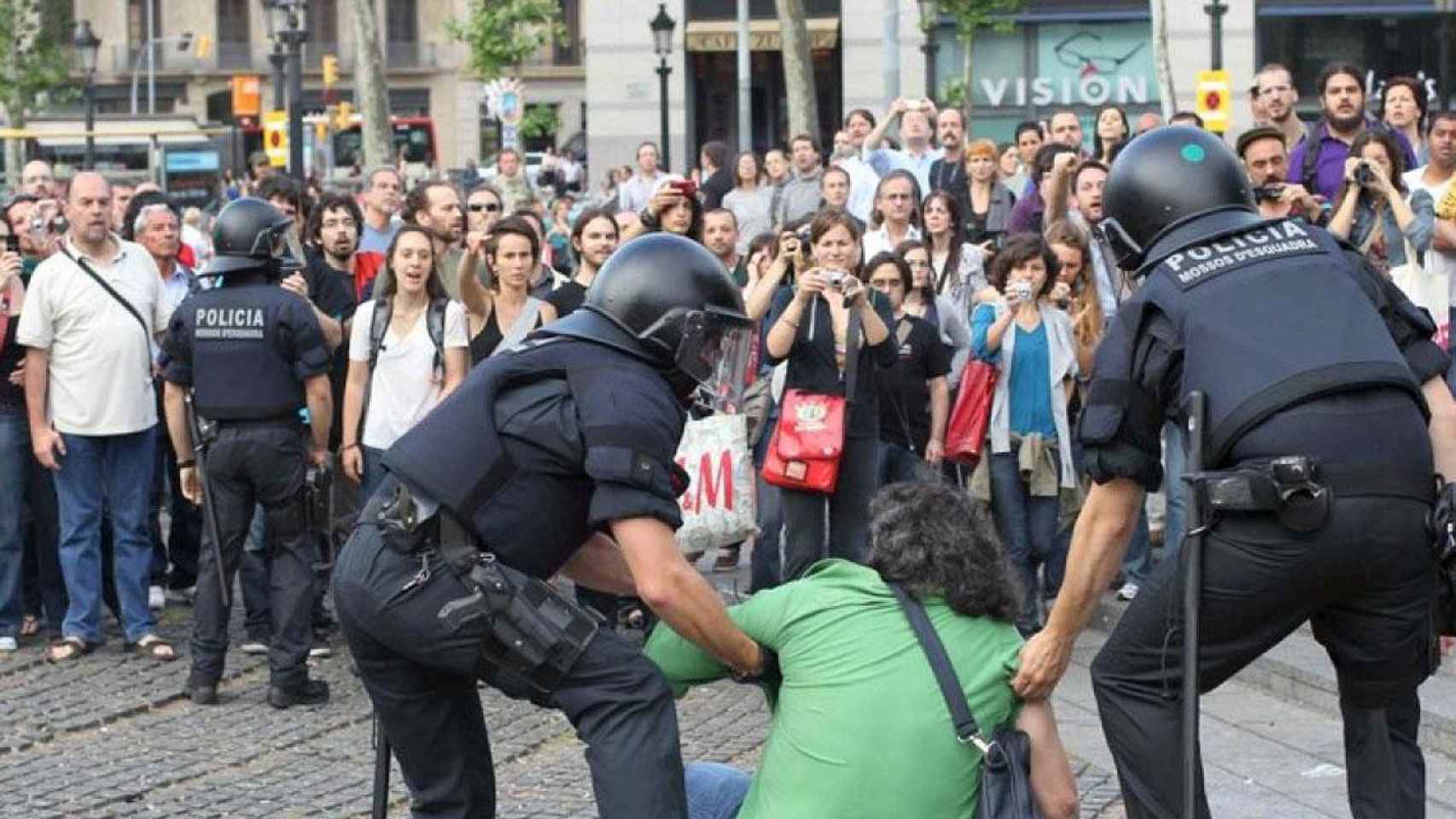 Agentes de Mossos d'Esquadra durante el desalojo de la acampada del 15M en plaza Catalunya / EFE