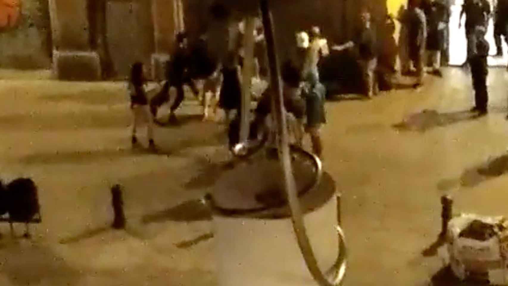 Una pelea en el barrio Gòtic de Barcelona / TWITTER