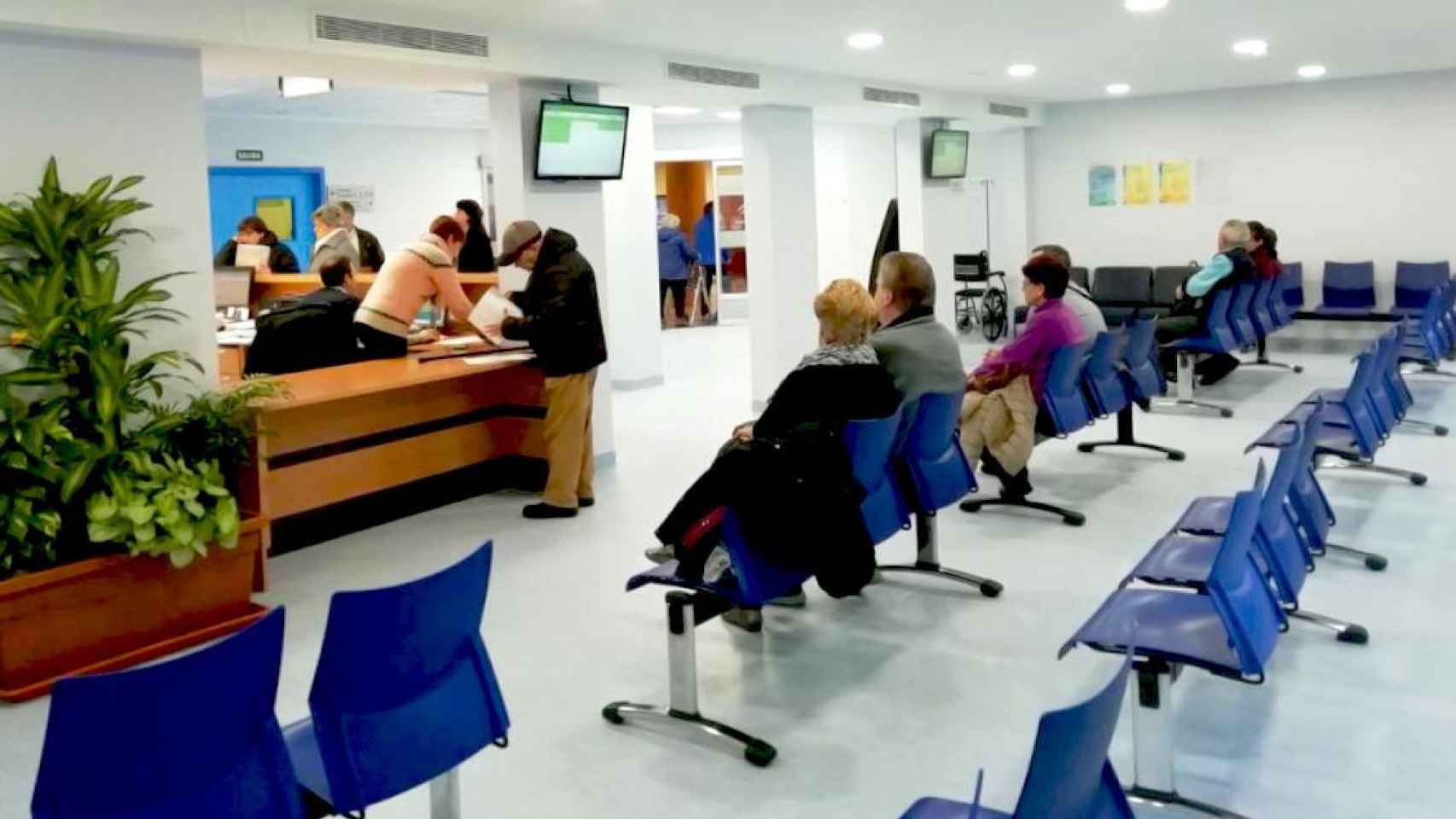 Varios pacientes en la sala de espera de un hospital
