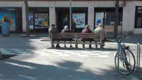 Ciudadanos esperan para cobrar la pensión en un banco / CG