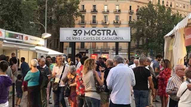 Asistentes, entre copas, a la 39 edición de la 'Mostra de Vins i Caves'en el barrio de Sant Antoni en Barcelona / CG