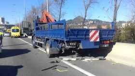 El camión contra el que ha chocado un vehículo en el primer accidente de tráfico con una víctima mortal del año en Cataluña / EFE