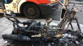 Restos de una moto quemada en Gràcia / TWITTER de Andrés Bartelsman