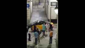 Imagen de la pelea entre turistas y vecinos a escasos metros del Ayuntamiento de Barcelona / CG