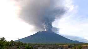 Una foto del volcán Agung en la isla de Bali