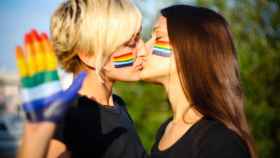 Una foto de archivo de una pareja de mujeres lesbianas día