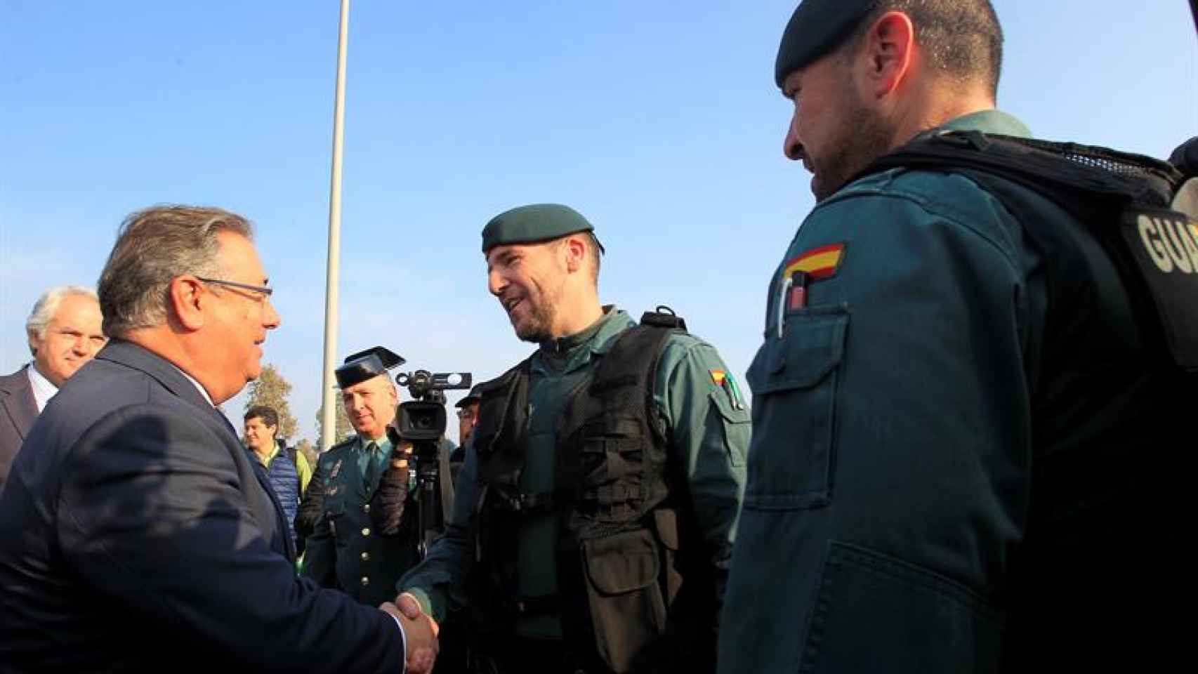 El ministro del Interior Juan Ignacio Zoido saluda a agentes de la Guardia Civil en Cádiz / EFE