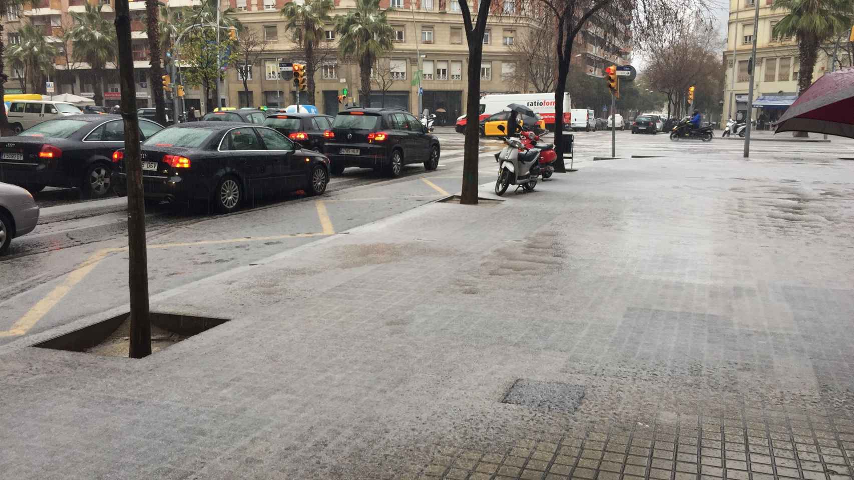 Una foto de la nieve en la acera y calzada de Barcelona este jueves