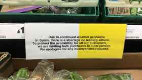 Un cartel en un supermercado británico avisa del racionamiento de las lechugas Iceberg a causa del mal tiempo en España / TWITTER
