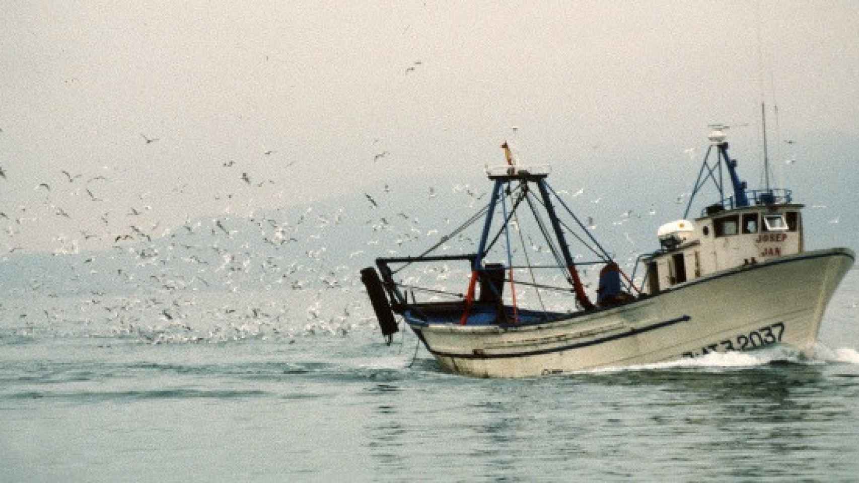Un barco de pesca en aguas catalanas / EFE