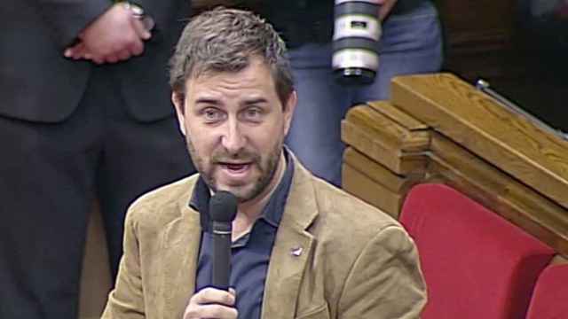 El consejero de Salud, Toni Comín, durante su intervención de este jueves en el Parlamento catalán / CG