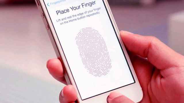 Configuración del acceso por huella dactilar al iPhone S5, uno de los primeros móviles que incorporó este sistema / CG
