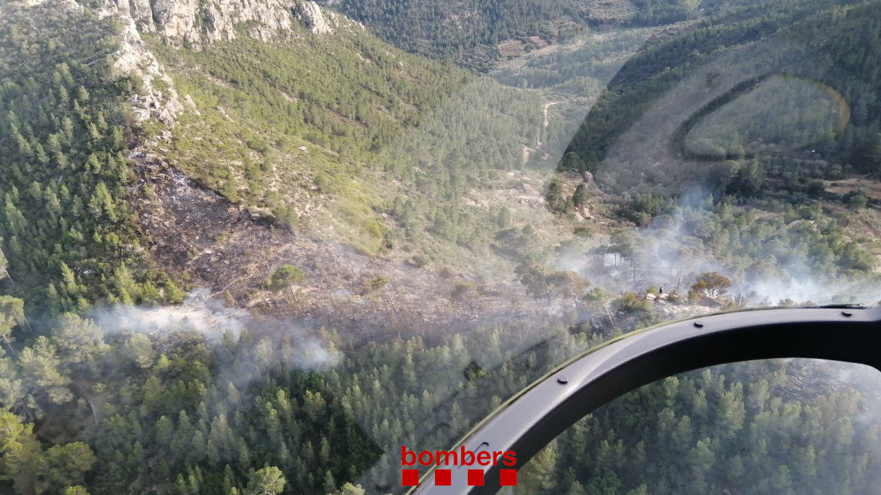 Incendio entre Xerta y Paüls, en Tarragona, este lunes / BOMBERS 